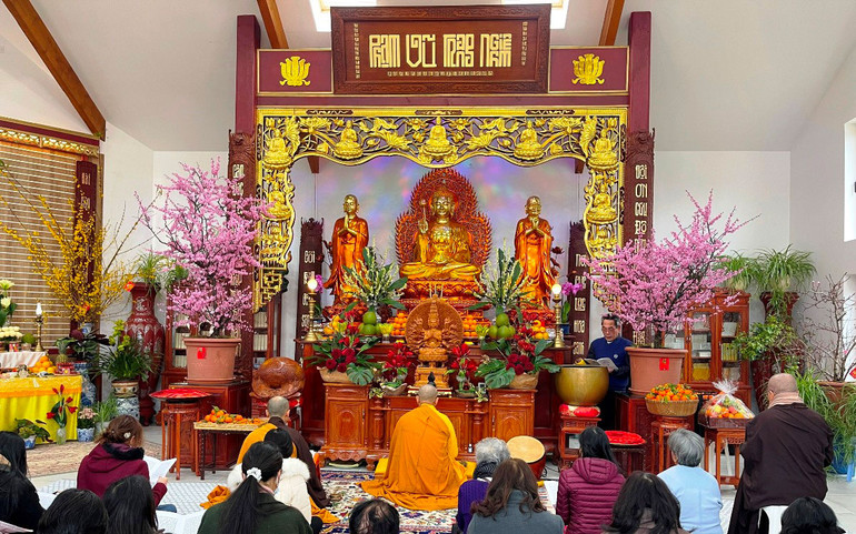 Khóa lễ tụng kinh cầu an tại chính điện của chùa Khuông Việt.