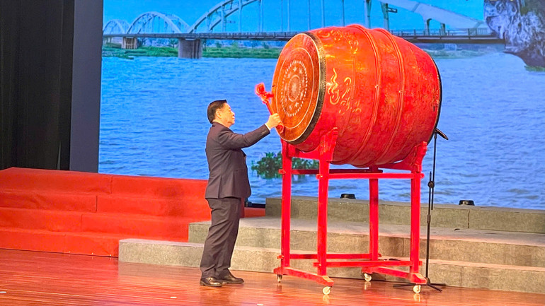 Đồng chí Nguyễn Trọng Nghĩa đánh trống khai mạc Ngày thơ Việt Nam 2025.