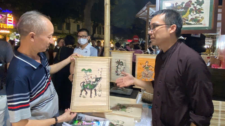 Giới thiệu tranh dân gian Đông Hồ tới du khách. (Ảnh minh họa: Ban tổ chức) Giới thiệu tranh dân gian Đông Hồ tới du khách. (Ảnh minh họa: Ban tổ chức)