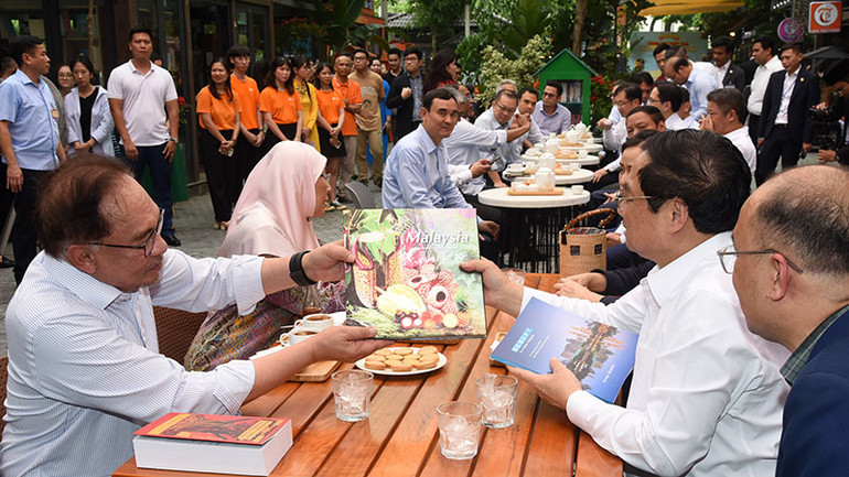 Thủ tướng Malaysia tặng Thủ tướng Phạm Minh Chính cuốn sách "Malaysia Madani" và cuốn "Malaysia - Bloom Flowers and Fruits". Trong đó, cuốn sách "Malaysia Madani" do chính Thủ tướng Anwar Ibrahim viết, được xuất bản vào tháng 10/2022. Madani là tập hợp 6 chữ viết tắt trong tiếng Malaysia: bền vững, thịnh vượng, sáng tạo, tôn trọng, lòng tin và tình thương. Đây cũng là một từ có nguồn gốc từ tiếng Arab, với nghĩa rộng là "hiện đại và văn minh". Khẩu hiệu "Malaysia Madani" được Thủ tướng Anwar Ibrahim đưa ra kể từ khi lên nắm quyền; được coi là một phần trong chiến lược phục hồi và phát triển Malaysia sau đại dịch Covid-19.
