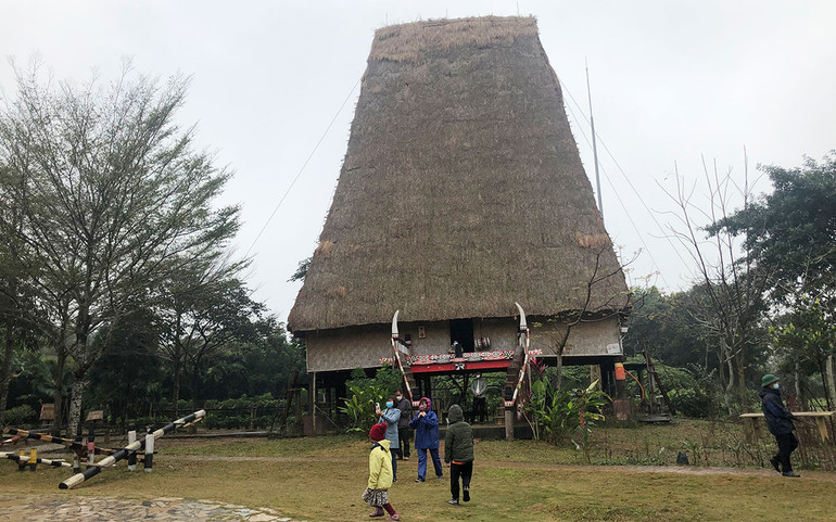 Nhà rông Tây Nguyên trong khuôn viên Làng Văn hóa Du lịch các dân tộc Việt Nam.