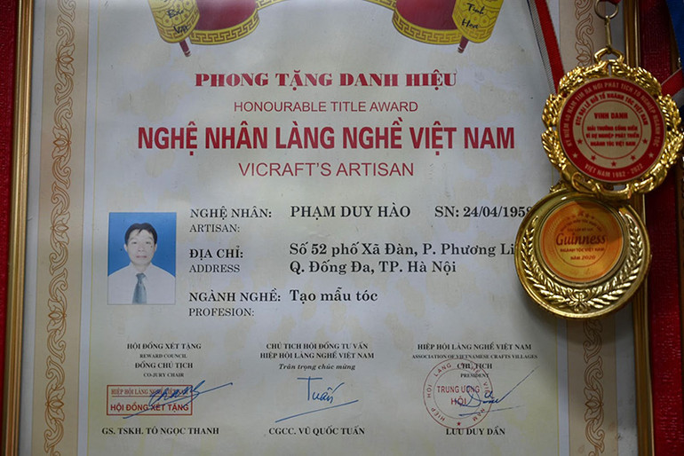 Danh hiệu nghệ nhân của ông Phạm Duy Hào.