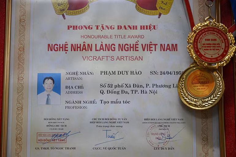 Danh hiệu nghệ nhân của ông Phạm Duy Hào.