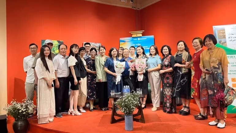 Các diễn giả và bạn đọc.