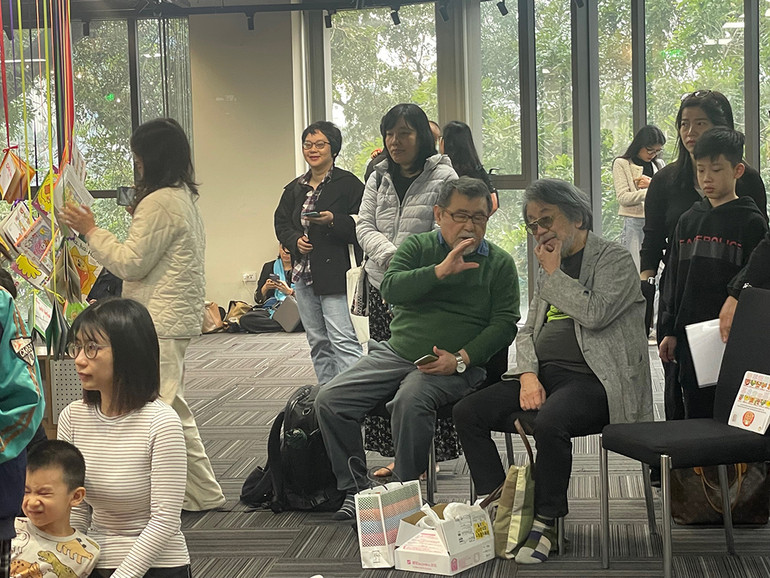 Chiếc túi và hộp chứa những trò chơi thú vị của tác giả Yuichi Kimura.