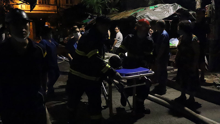 Nạn nhân được đưa đi cấp cứu.