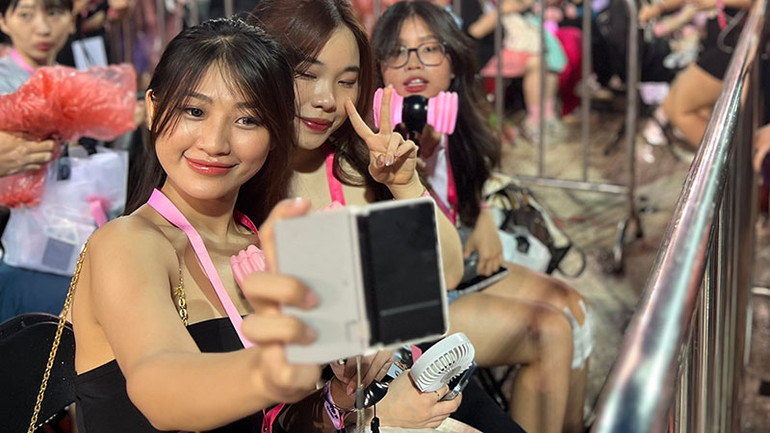 Khán giả tại đêm diễn của Blackpink.