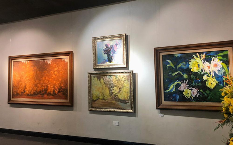 Chủ đề ưa thích của họa sĩ Thế Hùng là phong cảnh và hoa.