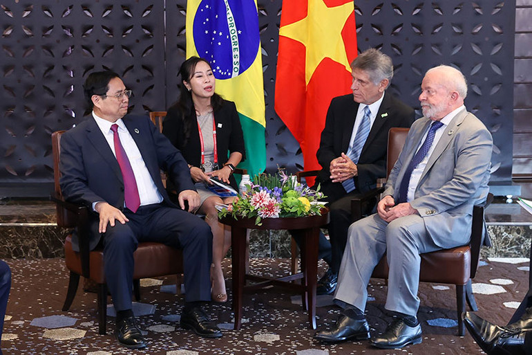 Thủ tướng Chính phủ Phạm Minh Chính trao đổi với Tổng thống Brazil Lula Da Silva. (Ảnh: NHẬT BẮC)