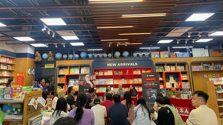 Buổi tọa đàm thu hút sự chú ý của nhiều bạn đọc trẻ.