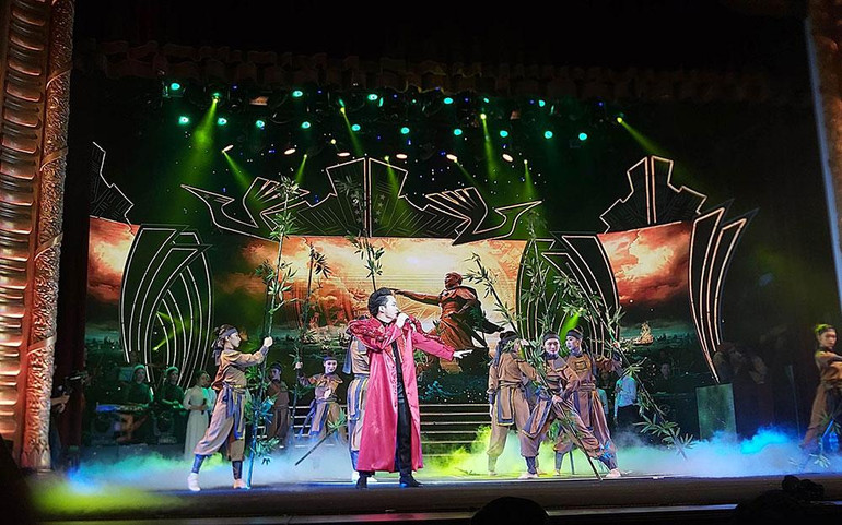 Ca sĩ Tùng Dương biểu diễn trong đêm nhạc.