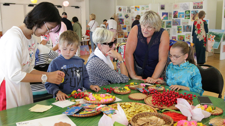 Các bạn nhỏ Pháp say mê khám phá văn hóa Việt Nam. Các bạn nhỏ Pháp say mê khám phá văn hóa Việt Nam.
