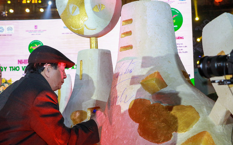 Các đại biểu ký tên lên tượng linh vật Mèo.