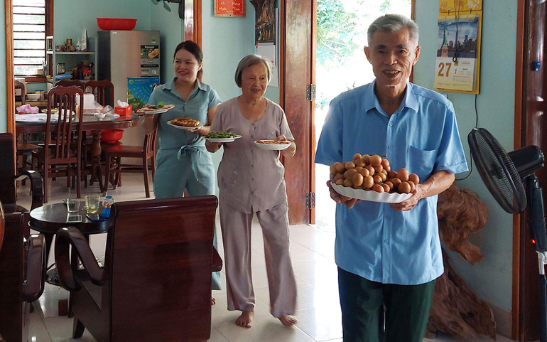 Mâm cơm giỗ Bác Hồ được các thành viên trong gia đình ông Đặng Đình Thuần dâng lên bằng tấm lòng thành kính.