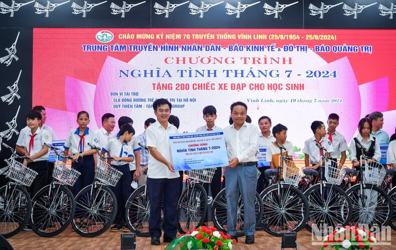 Trao tặng xe đạp cho học sinh nghèo vượt khó trên địa bàn huyện Vĩnh Linh. Trao tặng xe đạp cho học sinh nghèo vượt khó trên địa bàn huyện Vĩnh Linh.