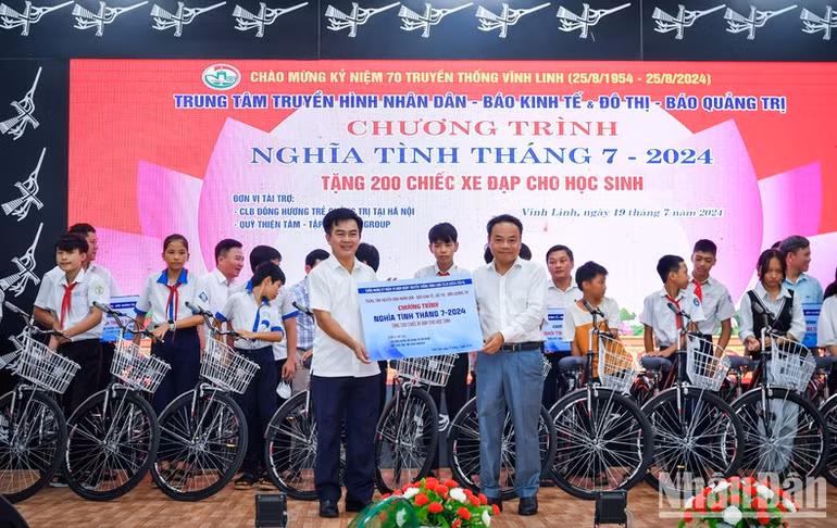 Trao tặng xe đạp cho học sinh nghèo vượt khó trên địa bàn huyện Vĩnh Linh.