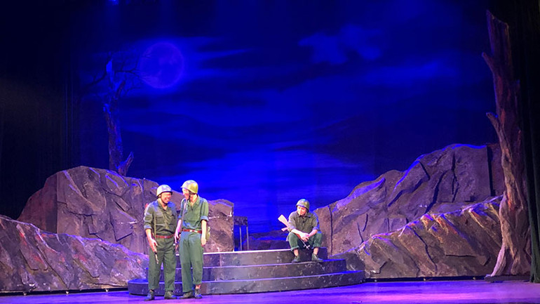 Những đoạn thoại hài hước giữa các chiến sĩ trẻ mang đến tiếng cười sảng khoái cho khán giả.