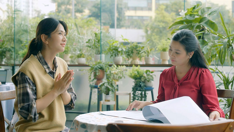 Xuân Anh (Lê Bống, bên trái) trong phim. Xuân Anh (Lê Bống, bên trái) trong phim.