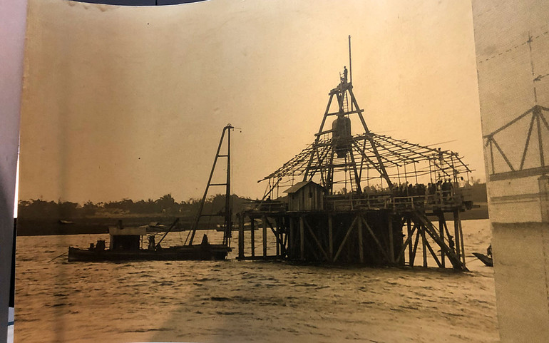 Những công đoạn đầu tiên hình thành nên cây cầu.