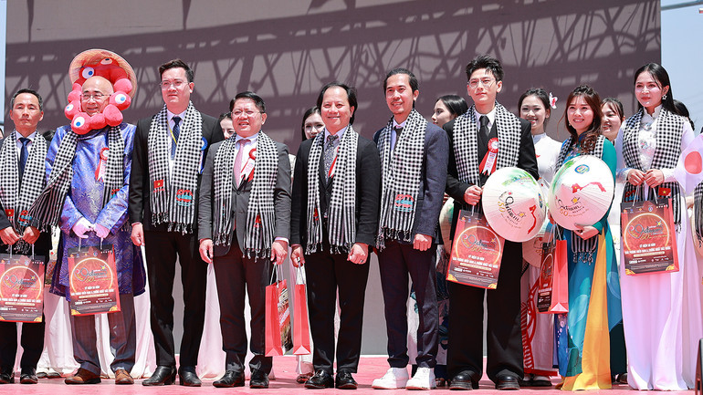 Tặng nón lá và khăn rằn cho các đại biểu và nghệ sĩ tham dự chương trình.