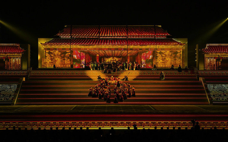 Sân khấu kết hợp với trình chiếu mapping tạo sự sống động.