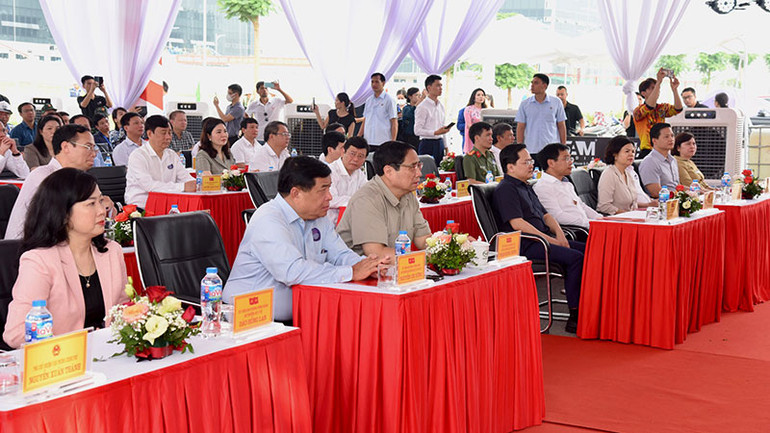 Thủ tướng Phạm Minh Chính và các đại biểu tham dự lễ khởi công.
