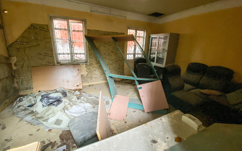 Một căn phòng bừa bộn bên trong Hãng phim.