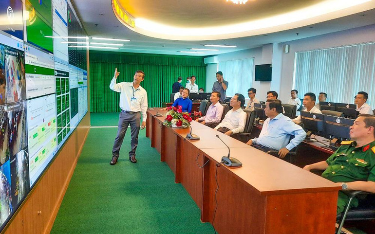 Bộ trưởng Nguyễn Mạnh Hùng cùng đoàn công tác thăm Trung tâm giám sát điều hành đô thị thông minh tỉnh Vĩnh Long.