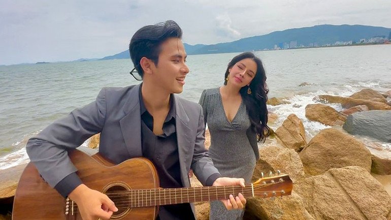 Ca sĩ Tô Ngọc Hà (bên phải) trong MV "Mùa hè bỏng cháy" của nhạc sĩ Nguyễn Thành Trung.