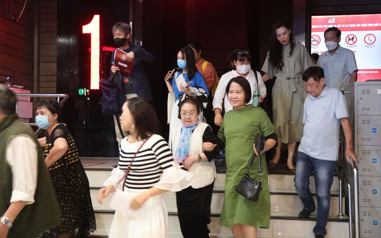 Khán giả sau một buổi chiếu phim tại Trung tâm Chiếu phim Quốc gia. (Ảnh: KHIẾU MINH)