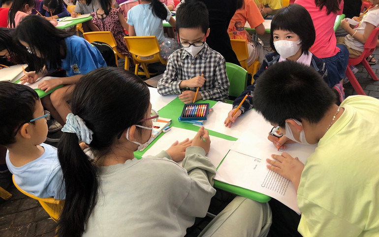 Các bạn nhỏ tham gia Workshop "Đọc sách và vẽ minh họa Nhóc Nicolas”.