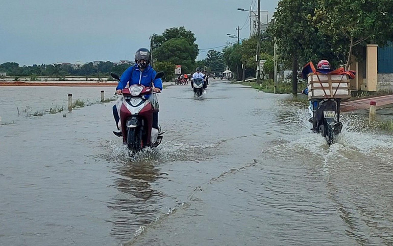 Tuyến đường về xã Lộc Thủy, huyện Lệ Thủy bị ngập nước (Ảnh chụp sáng 14/10)