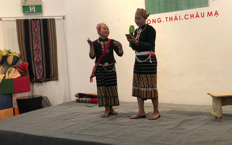 Hai nghệ nhân Thái Thanh trình diễn 1 tiết mục văn nghệ.