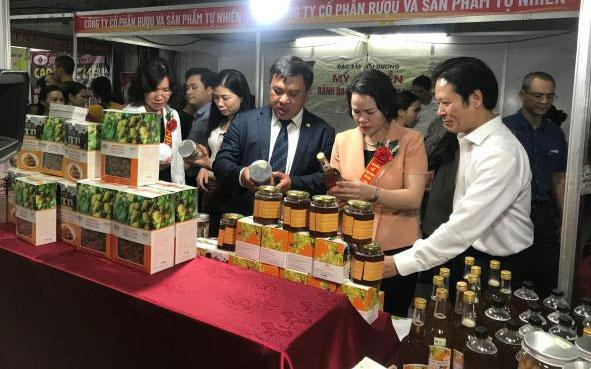 Khách tham quan các gian hàng tại Hội chợ.