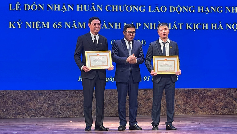 NSND Công Lý và NSƯT Đức Quang nhận Bằng khen của Ủy ban Nhân dân Thành phố Hà Nội.