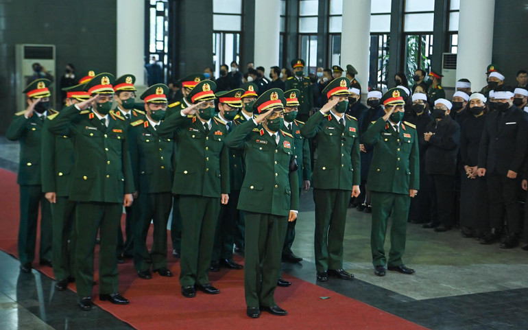 Đoàn Quân ủy Trung ương, Bộ Quốc phòng do Đại tướng Phan Văn Giang, Ủy viên Bộ Chính trị, Bộ trưởng Quốc phòng, dẫn đầu vào viếng đồng chí Vũ Oanh. Đoàn Quân ủy Trung ương, Bộ Quốc phòng do Đại tướng Phan Văn Giang, Ủy viên Bộ Chính trị, Bộ trưởng Quốc phòng, dẫn đầu vào viếng đồng chí Vũ Oanh.