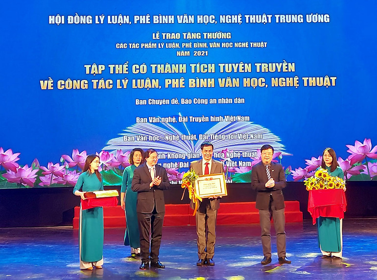 Đại diện Ban Văn hóa - Văn nghệ, Báo Nhân Dân nhận tặng thưởng.