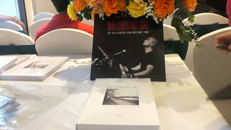 Đĩa than và sách của nhạc sĩ Đức Trí. Đĩa than và sách của nhạc sĩ Đức Trí.