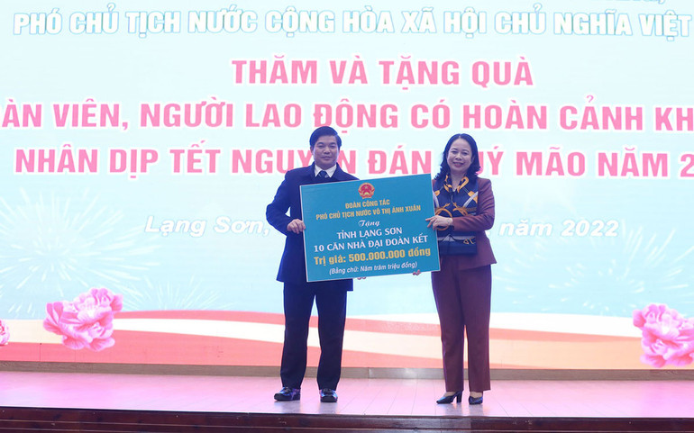 Phó Chủ tịch nước Võ Thị Ánh Xuân trao kinh phí hỗ trợ xây dựng 10 căn nhà "Đại đoàn kết" trị giá 500 triệu đồng cho hộ nghèo trên địa bàn tỉnh.