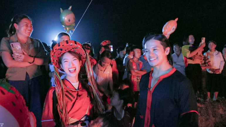 Khánh Vy – Trọng Hiếu hòa mình cùng đồng bào dân tộc Pà Thẻn tại lễ hội nhảy lửa (Hà Giang).