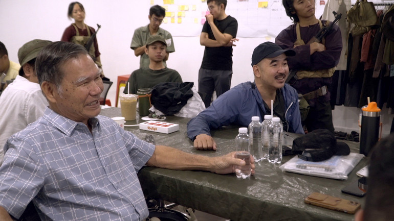 Anh hùng Lực lượng vũ trang Tô Văn Đực tư vấn tại trường quay. Anh hùng Lực lượng vũ trang Tô Văn Đực tư vấn tại trường quay.