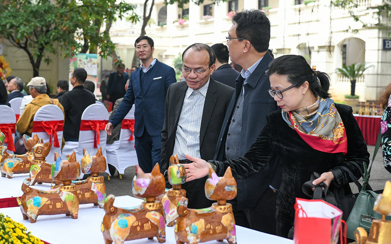 Các tác phẩm Mèo thu hút sự chú ý của người xem. (Ảnh: THÀNH ĐẠT)