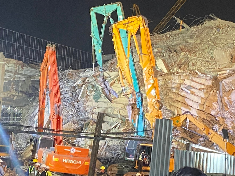 Hệ thống cần cẩu siêu nặng 600 tấn được Thái Lan đưa vào hiện trường.