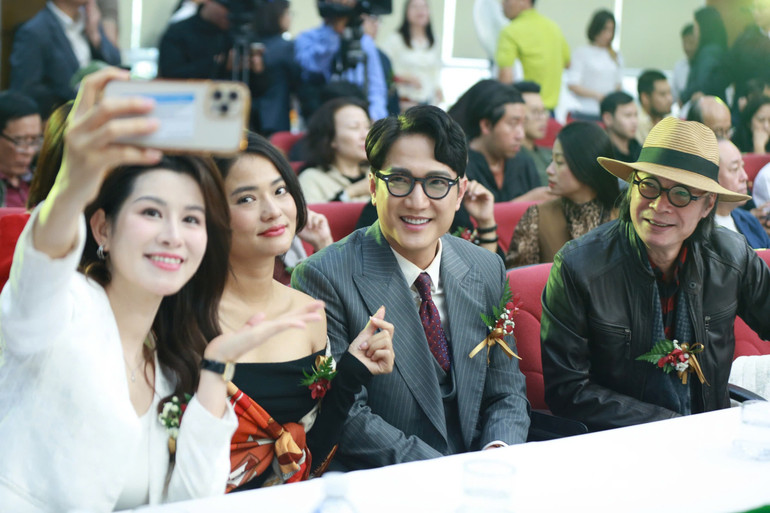 Nhiều nghệ sĩ đã đến dự lễ ký kết.