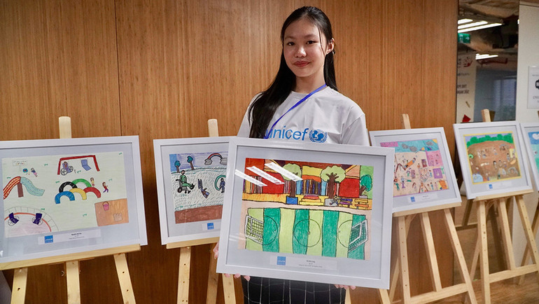 Tranh vẽ của các em nhỏ về chủ đề sân chơi ước mơ.