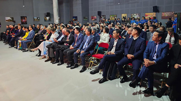 Đông đảo khán giả đến tham dự chương trình.