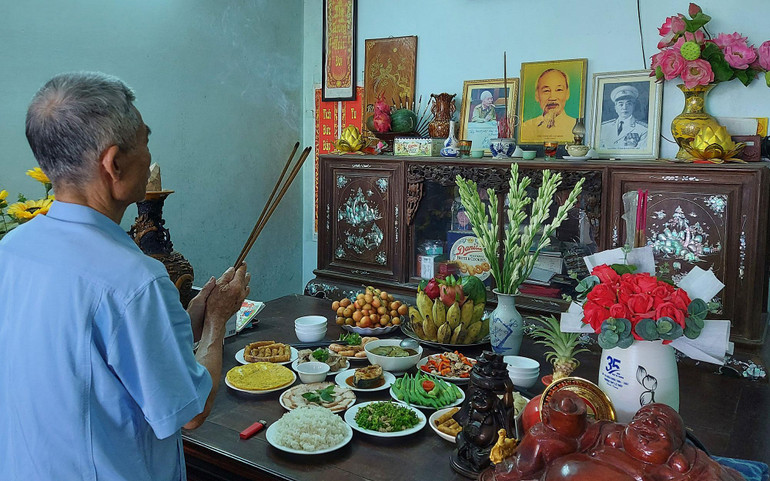 Bên cạnh ảnh Bác Hồ, những năm gần đây, nhiều gia đình còn đặt ảnh thờ Đại tướng Võ Nguyên Giáp, người con ưu tú của quê hương Lệ Thủy.