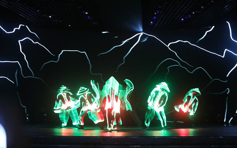 Một tiết mục đặc sắc tại lễ bế mạc. Một tiết mục đặc sắc tại lễ bế mạc.