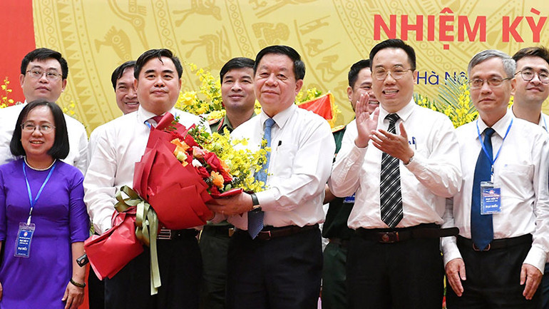 Đồng chí Nguyễn Trọng Nghĩa tặng hoa chúc mừng tân Chủ tịch Hội Xuất bản Việt Nam Phạm Minh Tuấn.