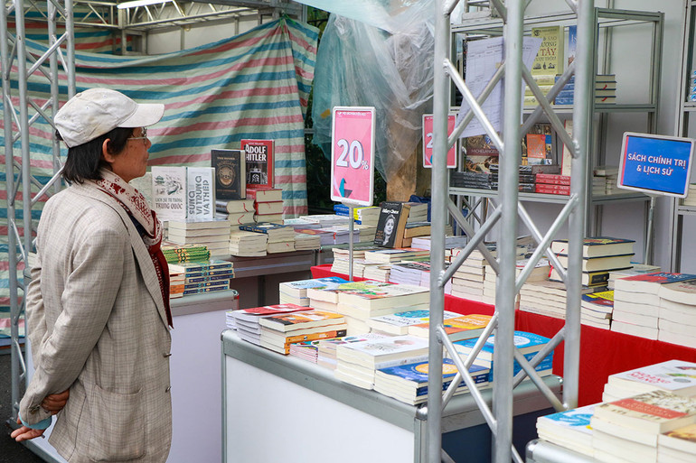 Hoạt động Đường Sách gồm các gian hàng của các đơn vị xuất bản, giới thiệu đa dạng những đầu sách văn học và thơ ca trong nước cũng như quốc tế.